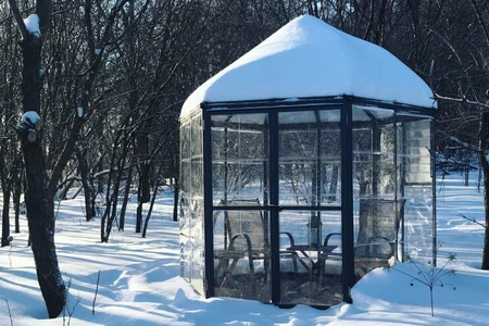 Sześciokątna poliwęglanowa szklarnia Oasis pokryta śniegiem
